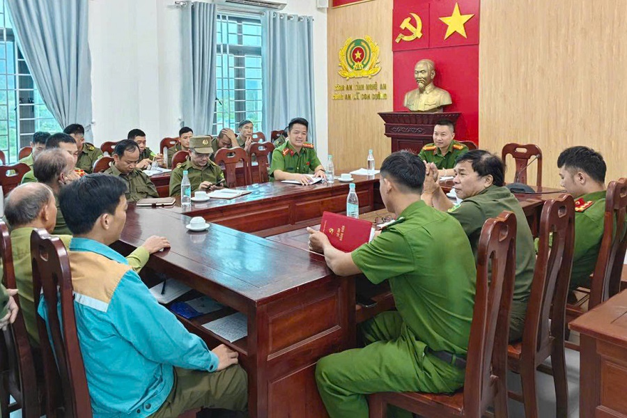Công an xã Con Cuông tổ chức giao ban định kỳ cùng lực lượng tham gia bảo vệ ANTT ở cơ sở tại trụ sở