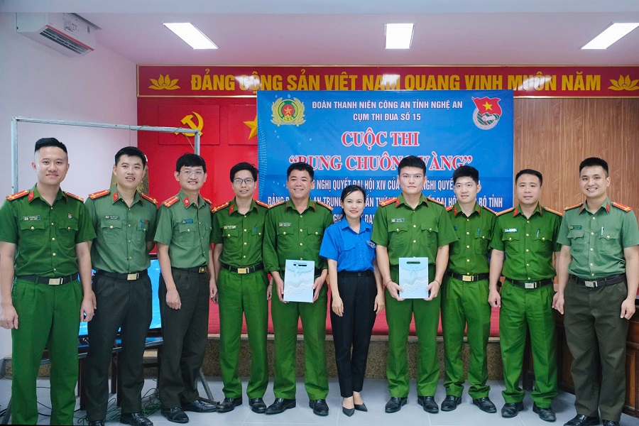 Trao thưởng thí sinh có thành tích xuất sắc