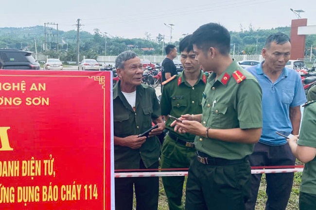 Cán bộ Công an xã Lương Sơn trực tiếp hướng dẫn kích hoạt định danh điện tử, an sinh xã hội và ứng dụng báo cháy 114 cho người dân