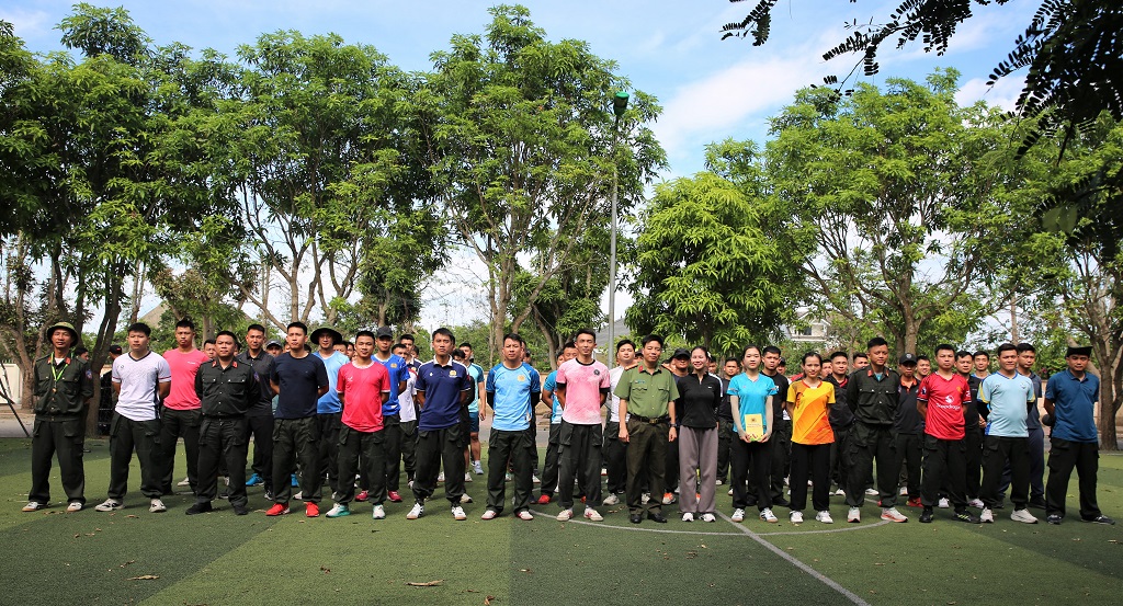 Đồng chí Đại tá Nguyễn Trọng Khanh  - Trưởng Phòng Công tác chính trị, Phó Trưởng Ban chỉ đạo chụp ảnh ảnh lưu niệm với Tổ điều lệnh, võ thuật và Tổ công phá mục tiêu