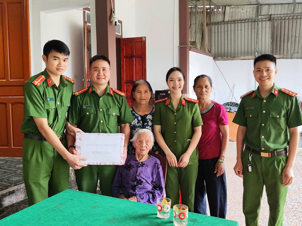 Chi đoàn Công an xã Đại Đồng ân cần thăm hỏi, động viên và tặng quà Bà mẹ Việt Nam anh hùng Nguyễn Thị Năm