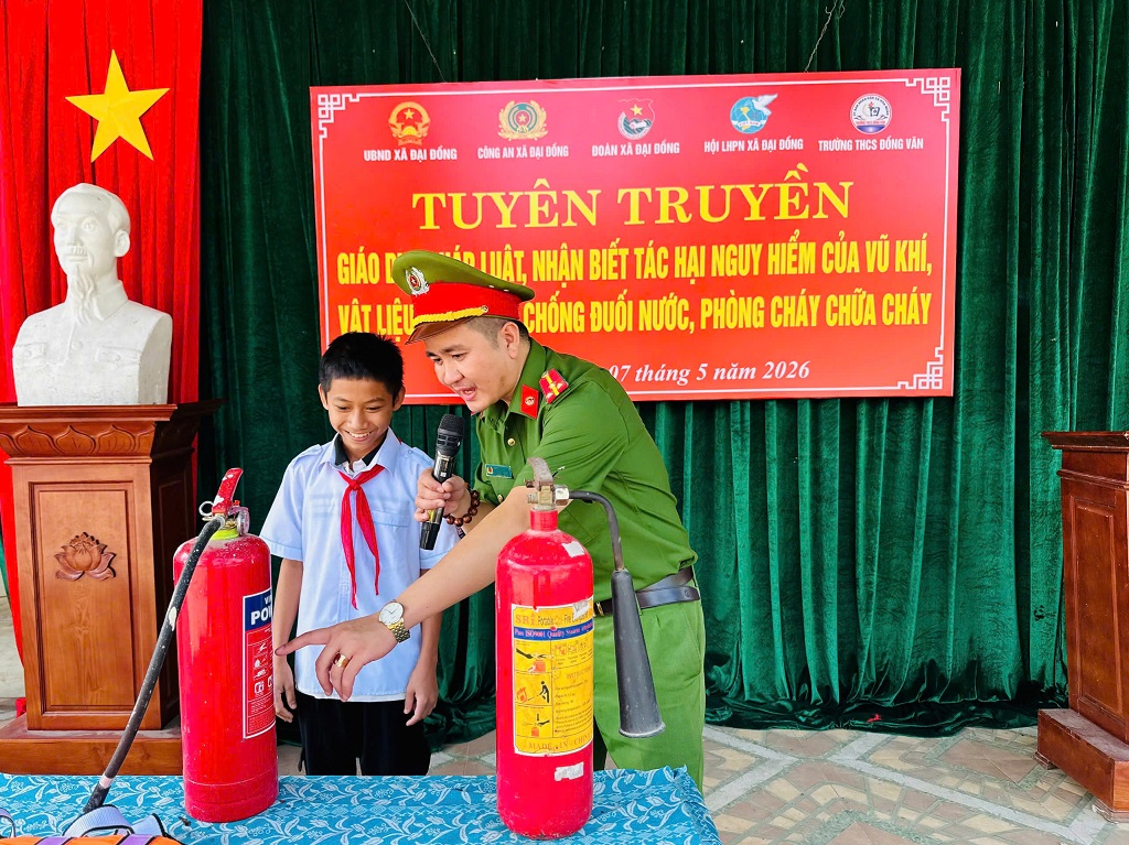 Công an xã Đại Đồng tuyên truyền, phổ biến pháp luật tại Trường THCS Đồng Văn