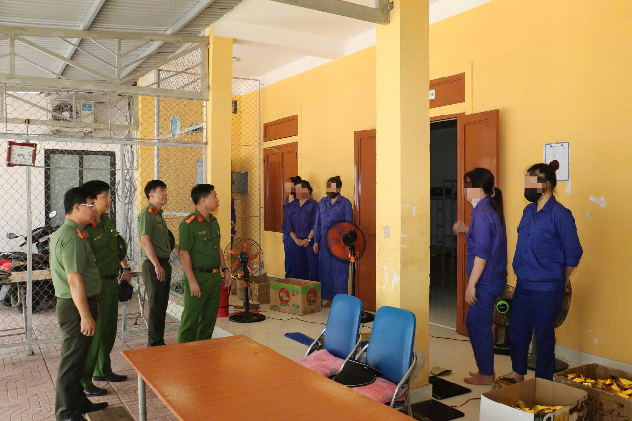 Đồng chí Đại tá Nguyễn Duy Thanh, Phó Giám đốc Công an tỉnh kiểm tra hoạt động đào tạo nghề cho học viên tại  Phân khu 2 – Cơ sở cai nghiện ma túy số 1