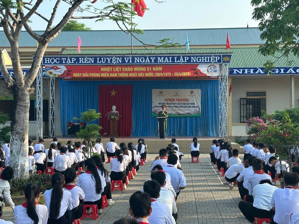 Chi đoàn Công an xã Tam Đồng tuyên truyền, phổ biến pháp luật tại Trường THCS Thanh Liên