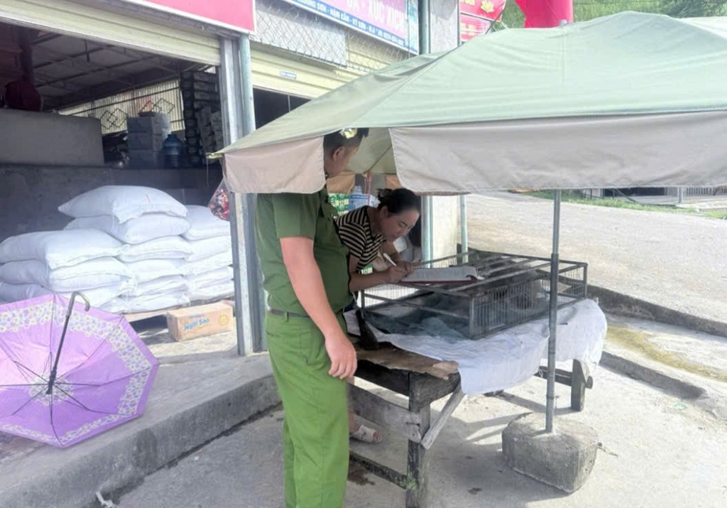 Công an xã Nậm Cắn tăng cường lập lại trật tự hành lang an toàn giao thông