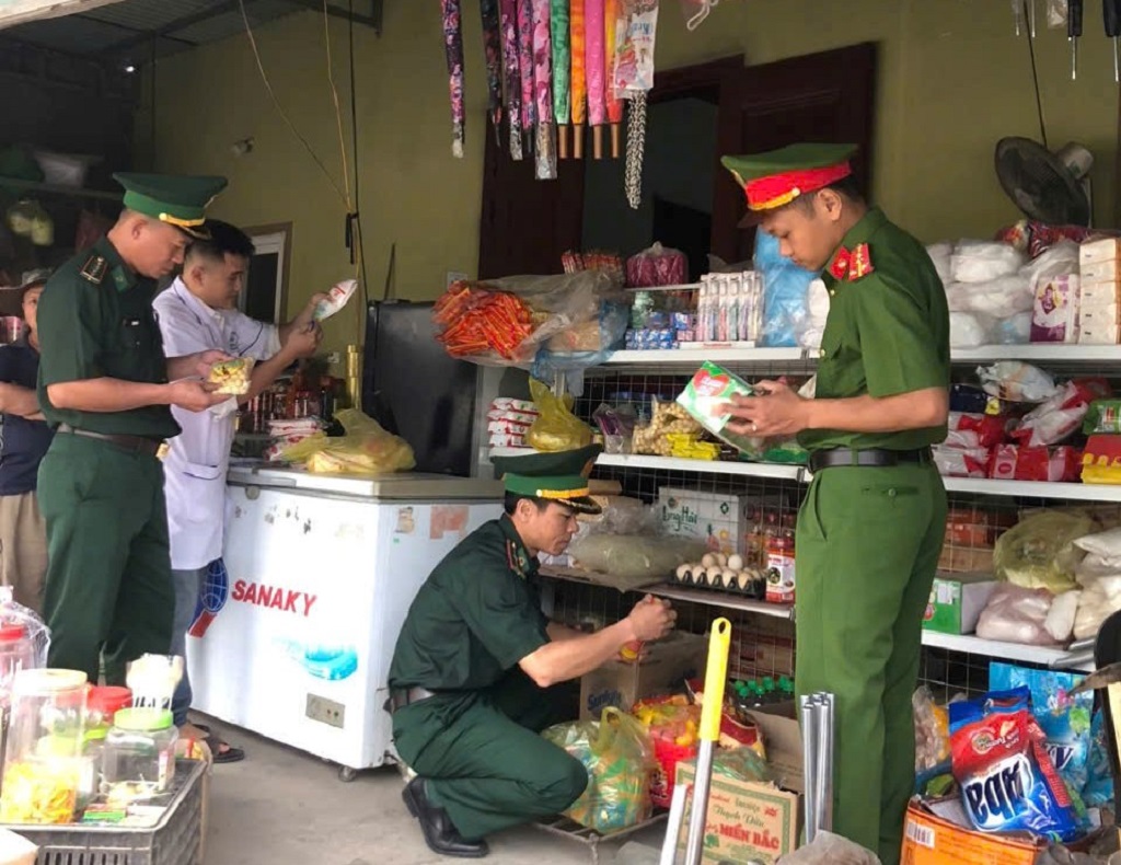 Công an xã Nậm Cắn tăng cường kiểm tra an toàn thực phẩm