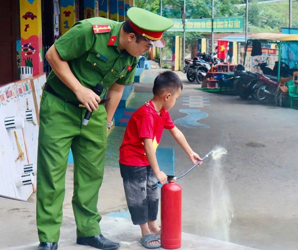 Công an xã hướng dẫn học sinh sử dụng bình chữa cháy