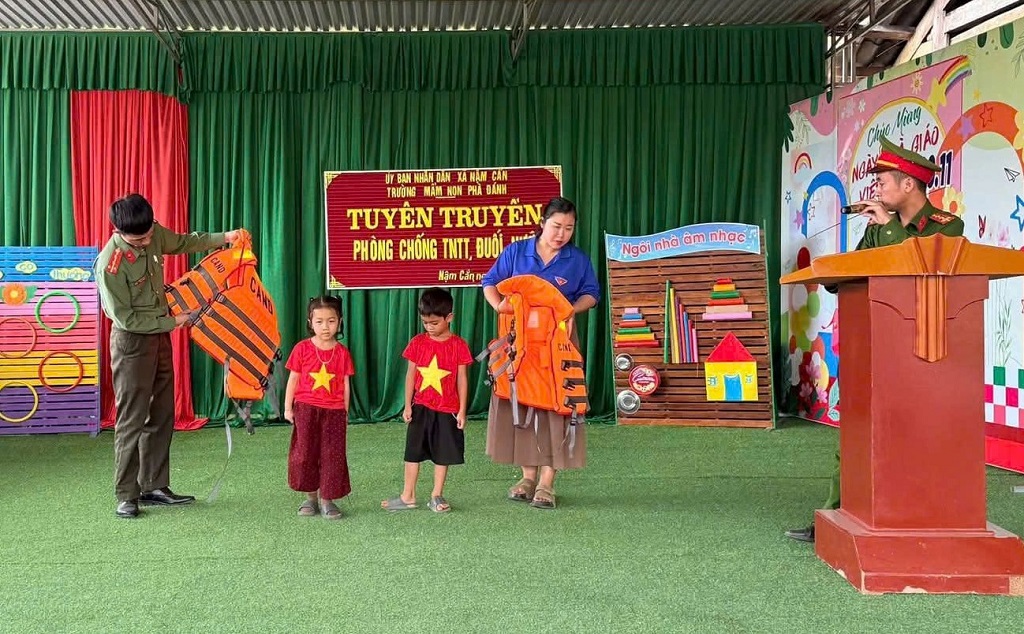 Công an xã Nậm Cắn tuyên truyền phòng, chống đuối nước bằng hình thức trực quan, giúp học sinh dễ hiểu, dễ nhớ