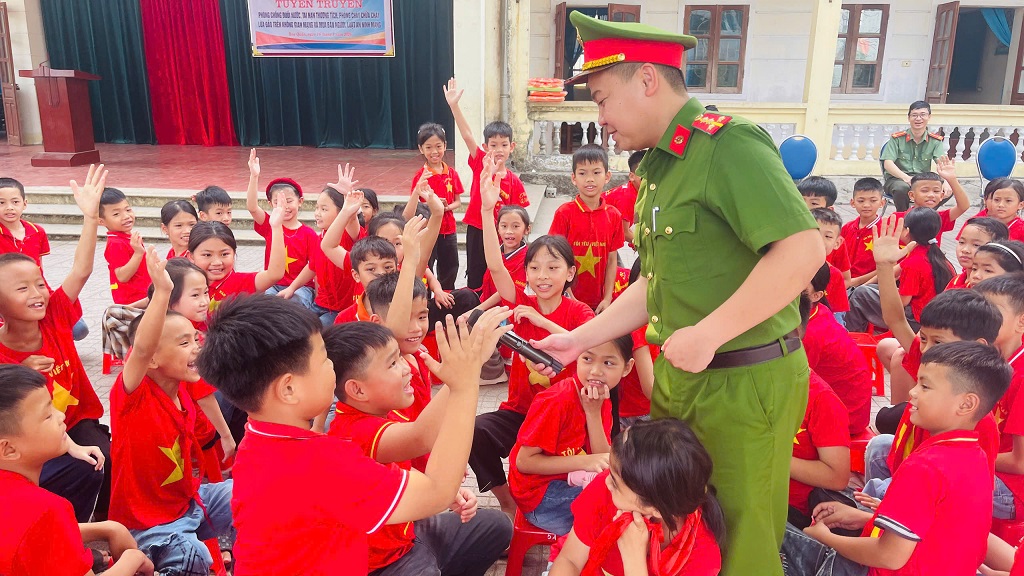 Công an xã Hoa Quân phối hợp tuyên truyền phổ biến pháp luật tại Trường Tiểu học Thanh Thịnh
