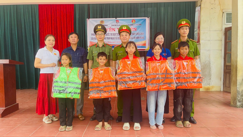  Tặng áo phao cho học sinh có câu trả lời đúng