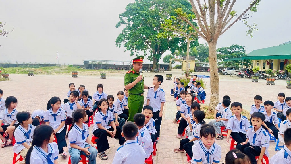 Công an xã Hoa Quân phối hợp tuyên truyền phổ biến pháp luật tại Trường Tiểu học Thanh Khê