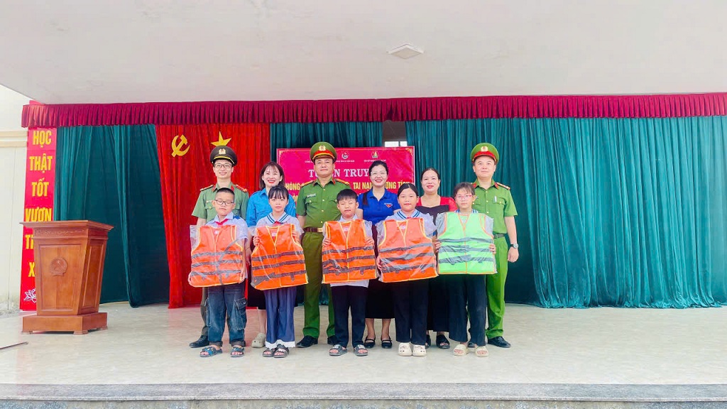 Tặng áo phao cho học sinh có câu trả lời đúng