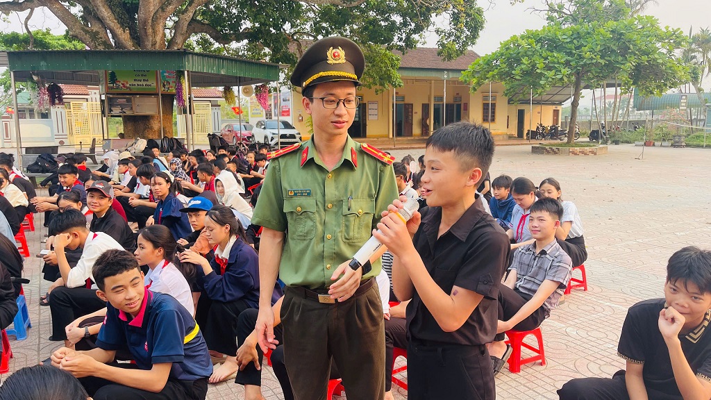 Công an xã Hoa Quân phối hợp tuyên truyền phổ biến pháp luật tại Trường THCS Thanh Khê