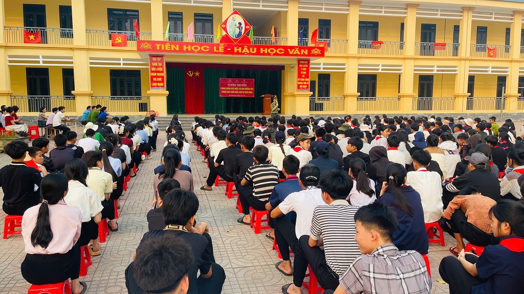 Công an xã Hoa Quân tuyên truyền với hình thức đa dạng, phong phú