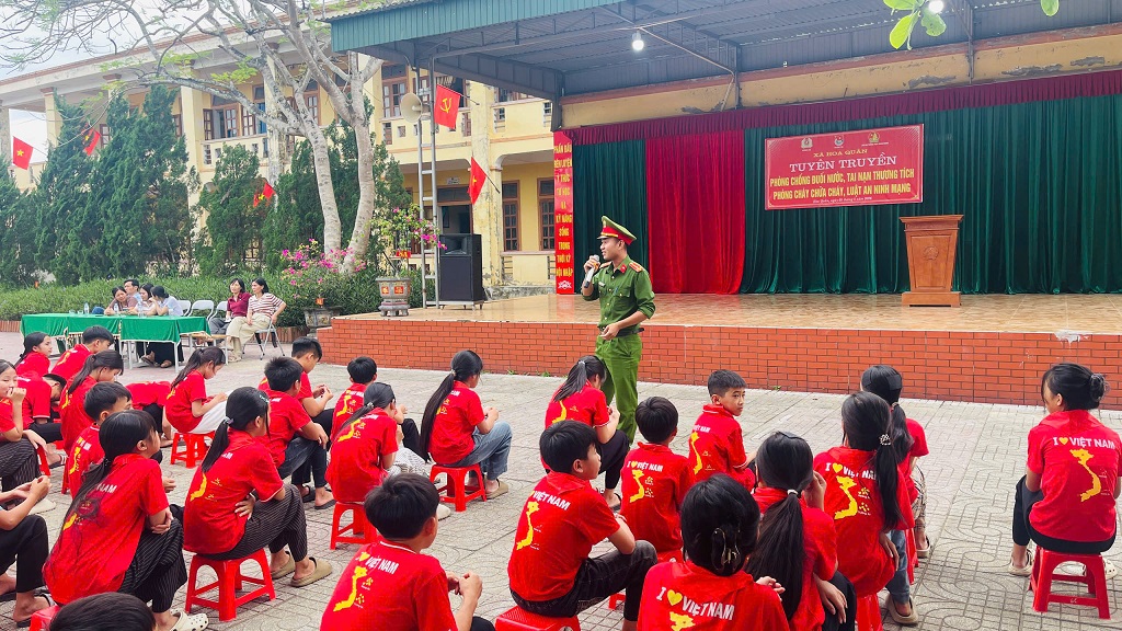 Công an xã Hoa Quân phối hợp tuyên truyền phổ biến pháp luật tại Trường Trường THCS Thanh Hương