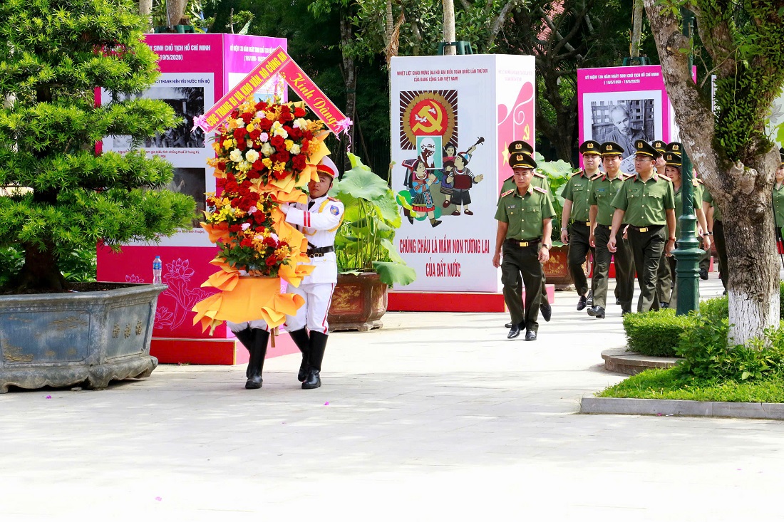 Đoàn đại biểu Cục Trang bị và kho vận Bộ Công an dâng hoa, dâng hương tại Khu di tích Quốc gia đặc biệt Kim Liên