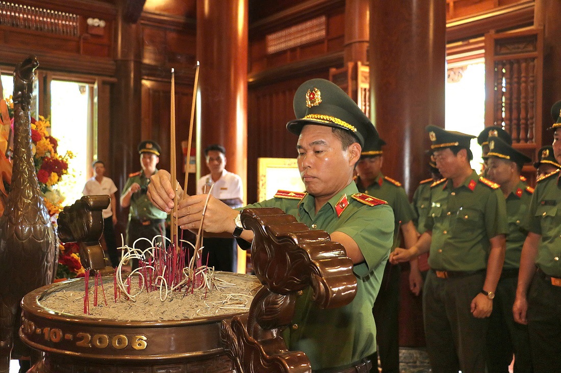 Đồng chí Thiếu tướng Lê Việt Thắng, Cục trưởng Cục Trang bị và kho vận Bộ Công an thành kính dâng hương tưởng niệm Chủ tịch Hồ Chí Minh