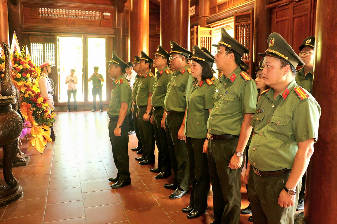 Đoàn đại biểu tưởng nhớ công lao trời biển của Chủ tịch Hồ Chí Minh