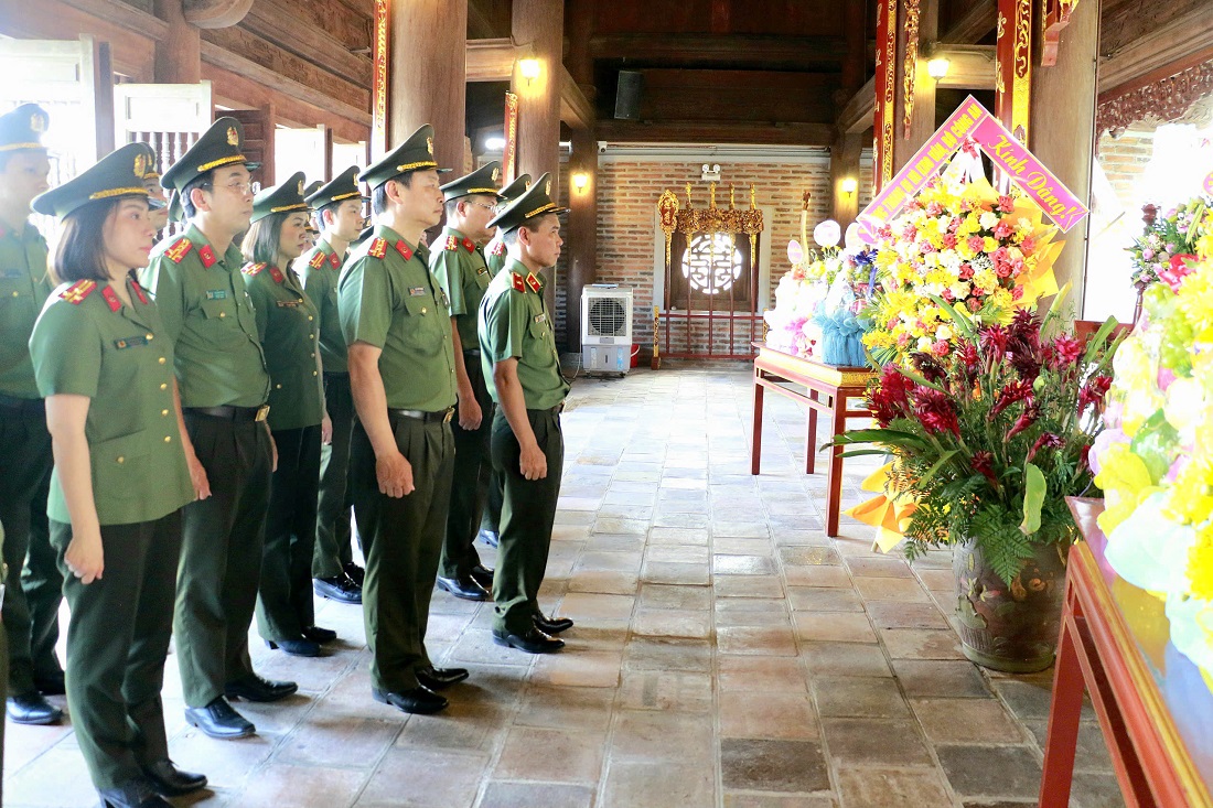 Đoàn đại biểu dâng hoa, dâng hương tại Đền Chung Sơn - Đền thờ gia tiên Chủ tịch Hồ Chí Minh