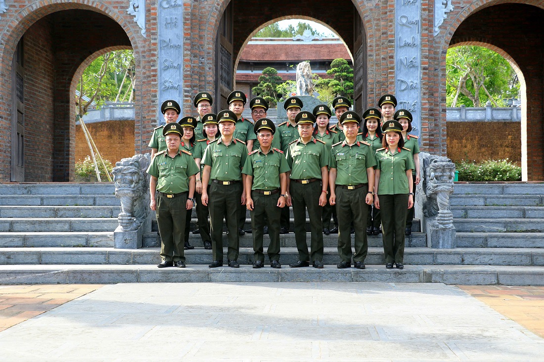 Đoàn đại biểu chụp ảnh lưu niệm tại Đền Chung Sơn