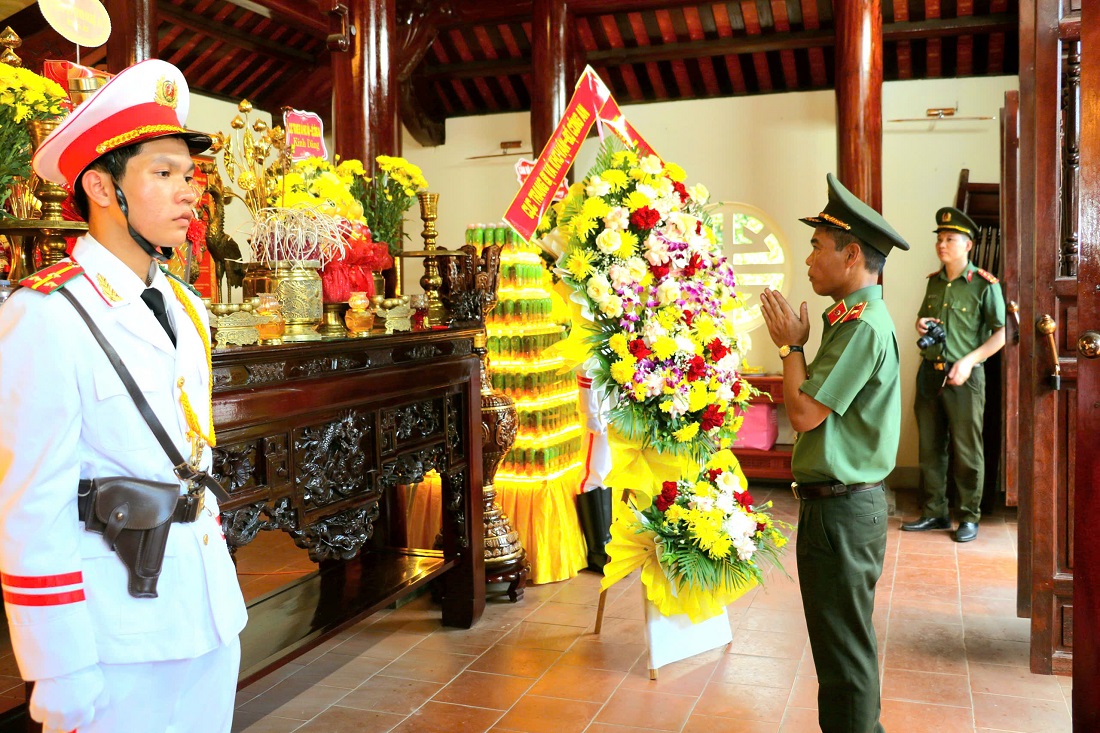 Đồng chí Thiếu tướng Lê Việt Thắng, Cục trưởng Cục Trang bị và kho vận Bộ Công an thành kính dâng hương tưởng niệm Bộ trưởng Trần Quốc Hoàn