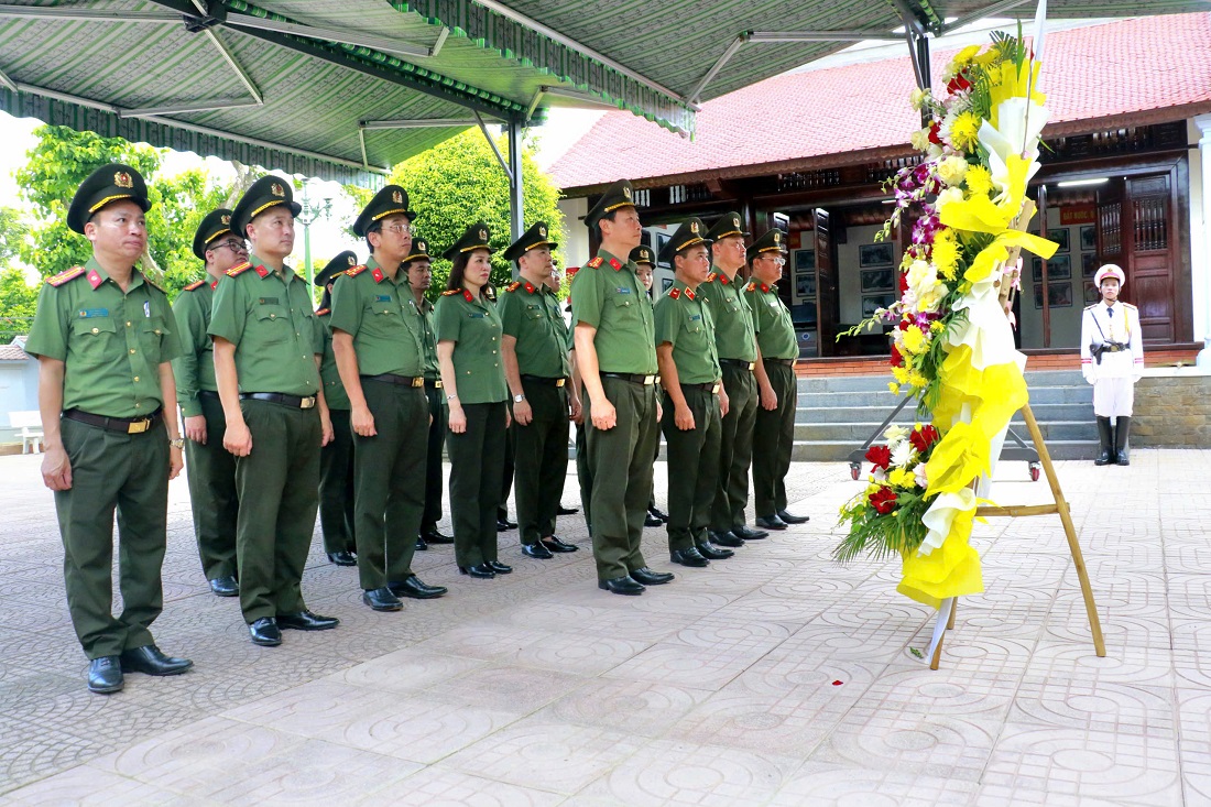 Đoàn đại biểu tưởng nhớ công lao to lớn của Bộ trưởng Trần Quốc Hoàn