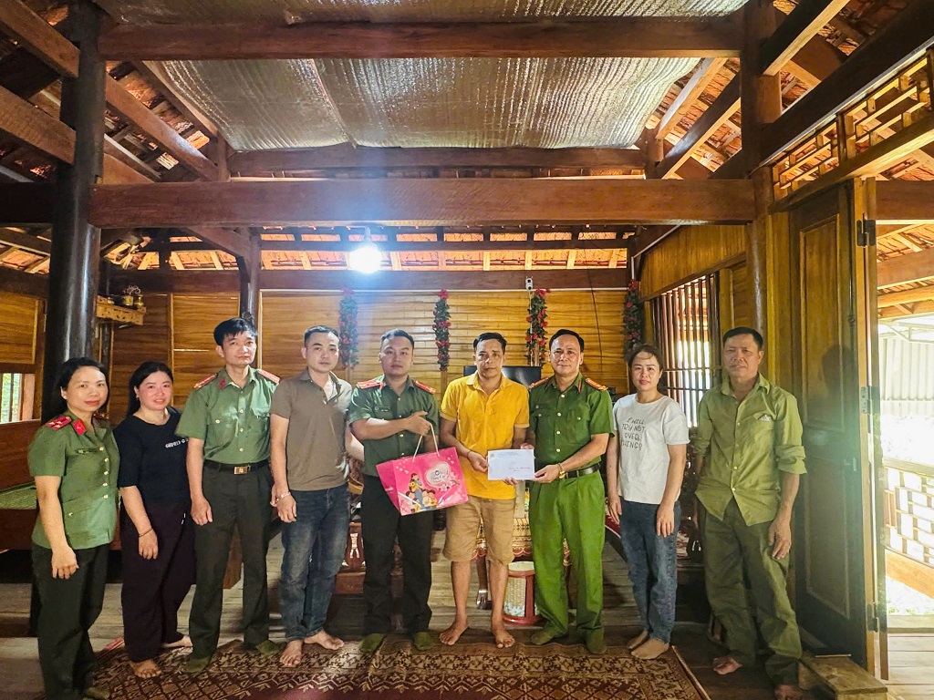 Công an xã Tương Dương thăm hỏi, động viên lực lượng tham gia bảo vệ an ninh trật tự ở cơ sở
