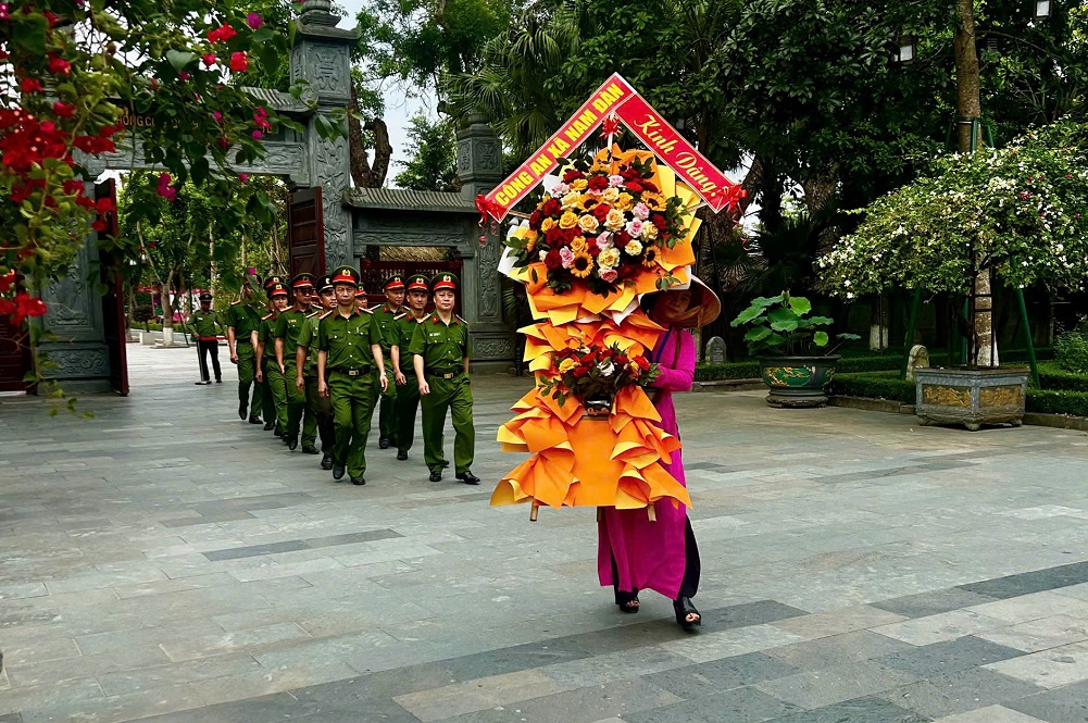 Công an xã Nam Đàn dâng hoa, dâng hương tại Khu di tích lịch sử quốc gia đặc biệt Kim Liên
