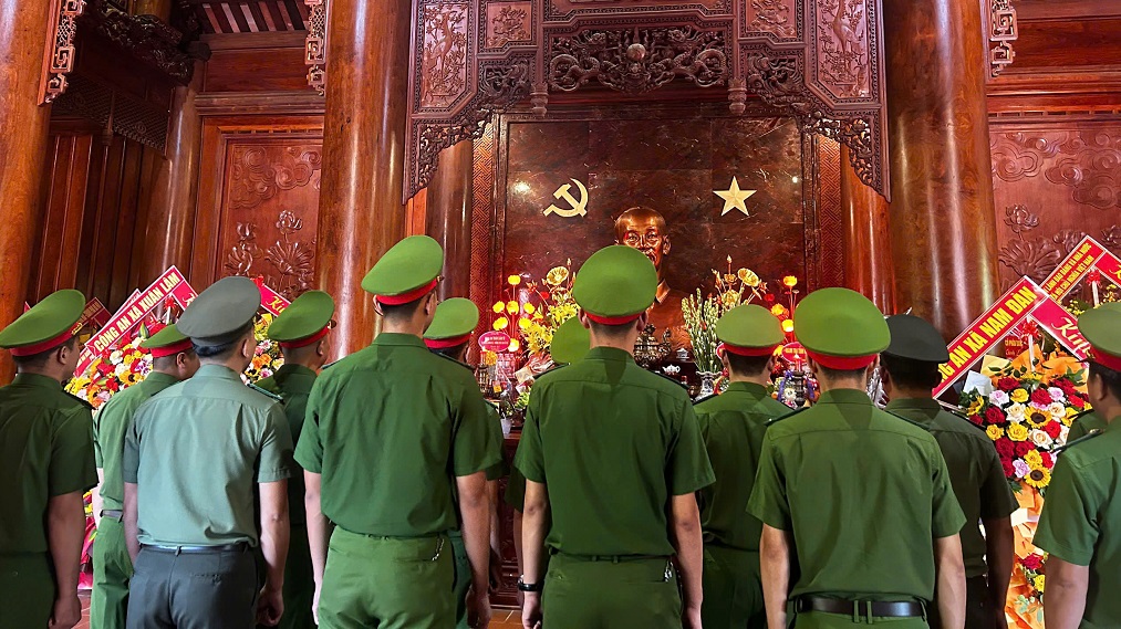 Công an xã Nam Đàn dâng hoa, dâng hương tại Khu di tích lịch sử Quốc gia đặc biệt Kim Liên