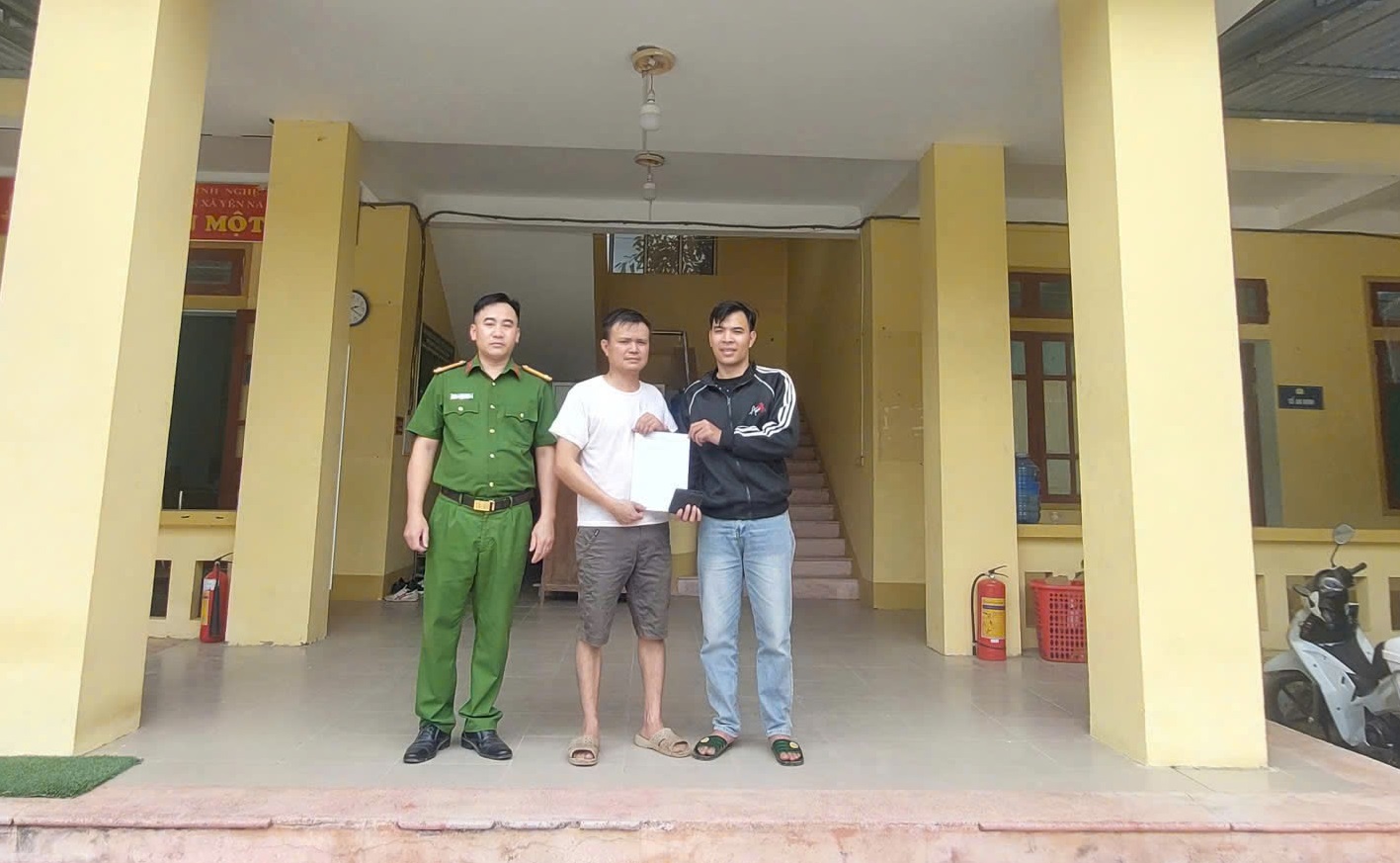 Công an xã Yên Na kịp thời xác minh, trao trả tài sản cho người dân bị đánh rơi