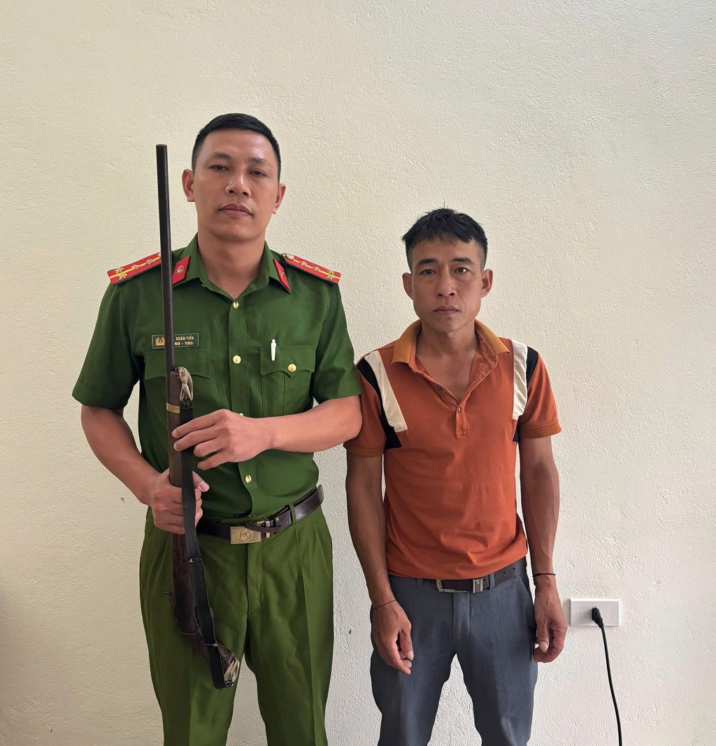 Công an xã Tam Quang vận động người dân tự giác giao nộp vũ khí tự chế