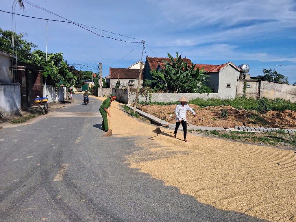 Công an xã Nam Đàn tuyên truyền, nhắc nhở người dân không phơi nông sản dọc tuyến đường giao thông
