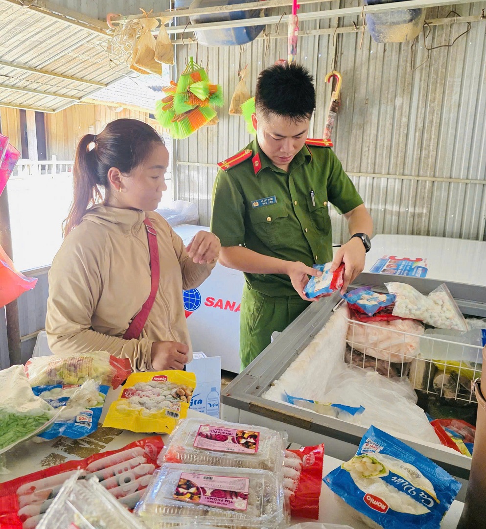 Công an xã Lượng Minh kiểm tra đảm bảo an toàn thực phẩm tại hộ kinh doanh dịch vụ và bếp ăn tập thể tại trường học