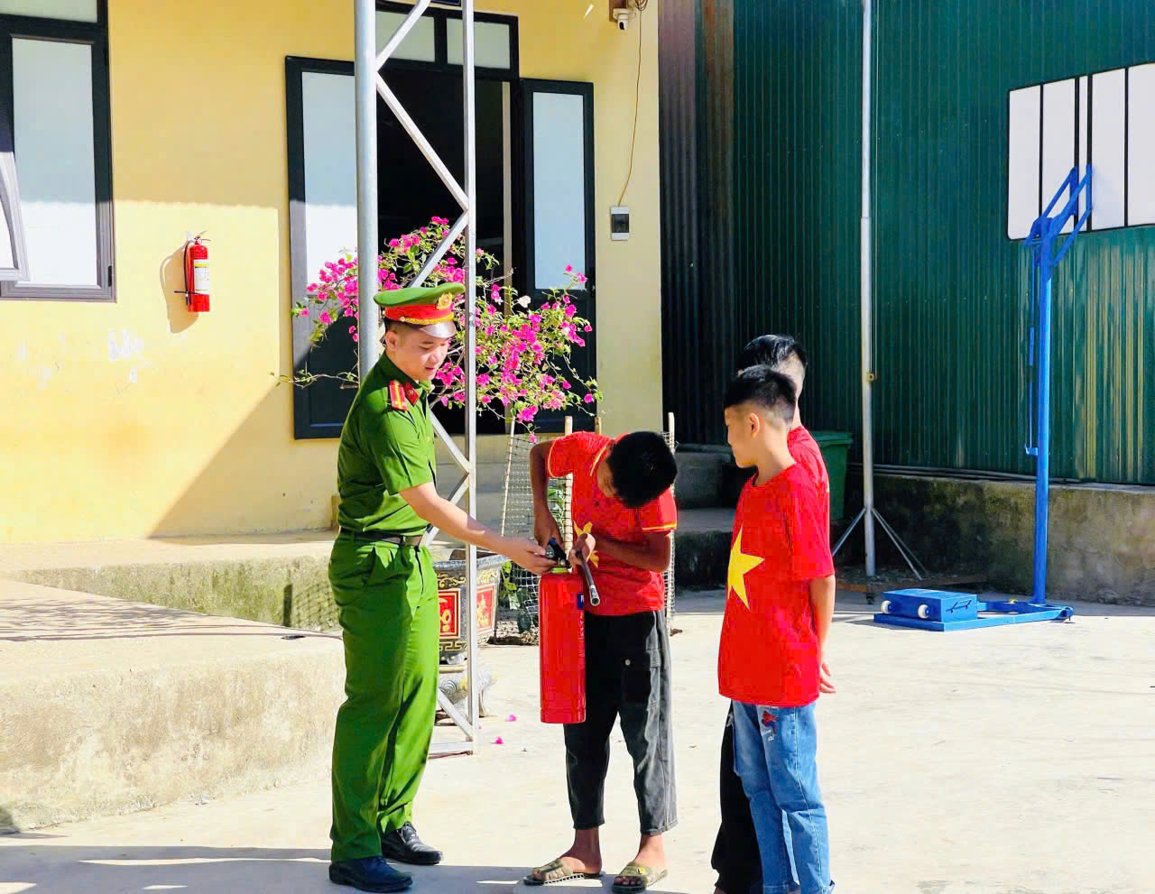 Công an xã Lượng Minh tuyên truyền, trải nghiệm thực hành chữa cháy và CNCH