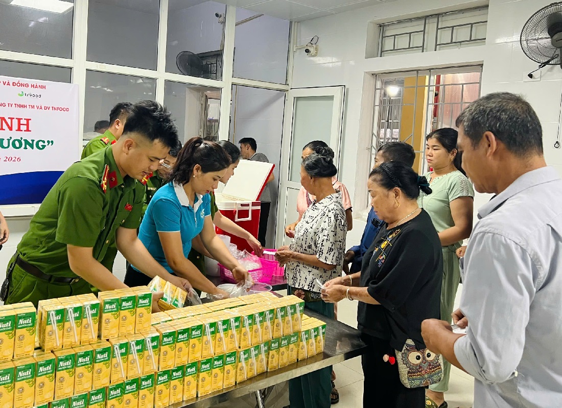 Công an xã Con Cuông phát cháo và sữa tặng bệnh nhân