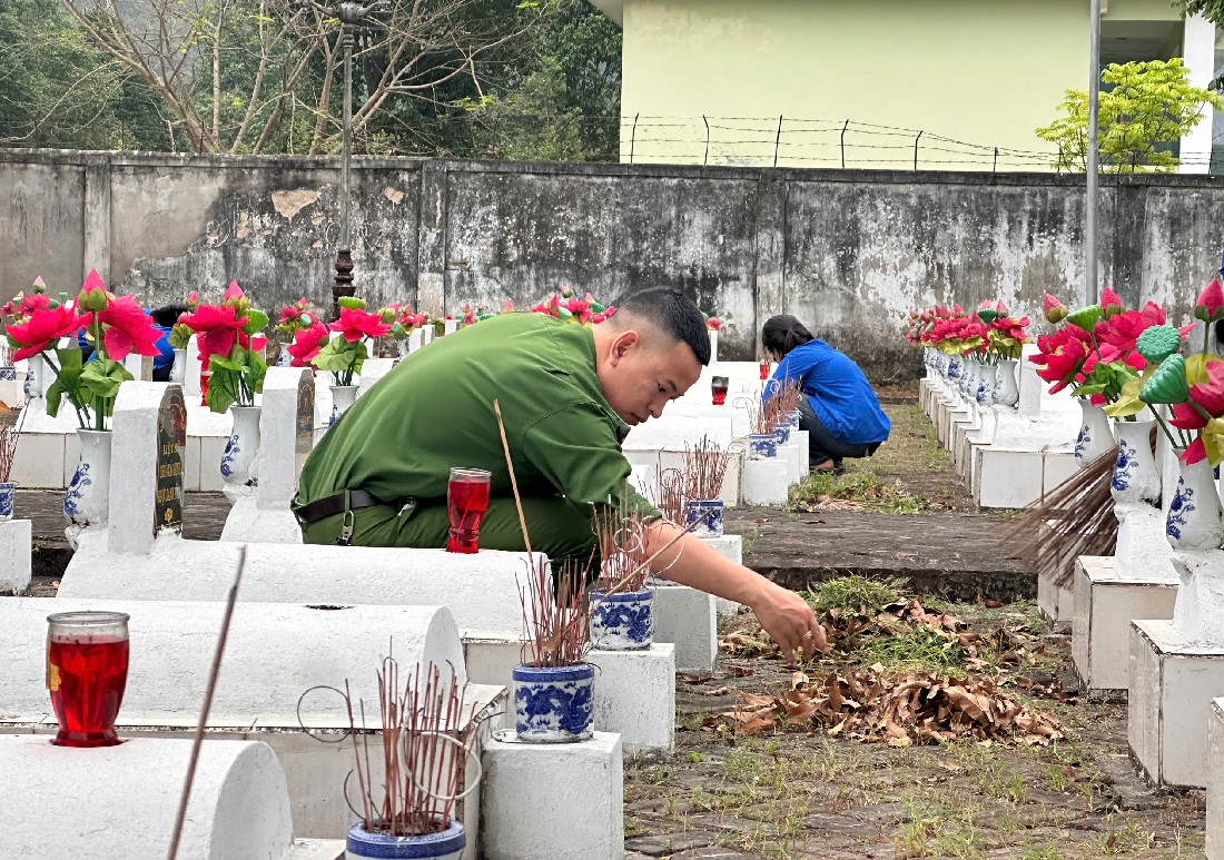 Công an xã tham gia quét dọn tại Nghĩa trang Liệt sĩ