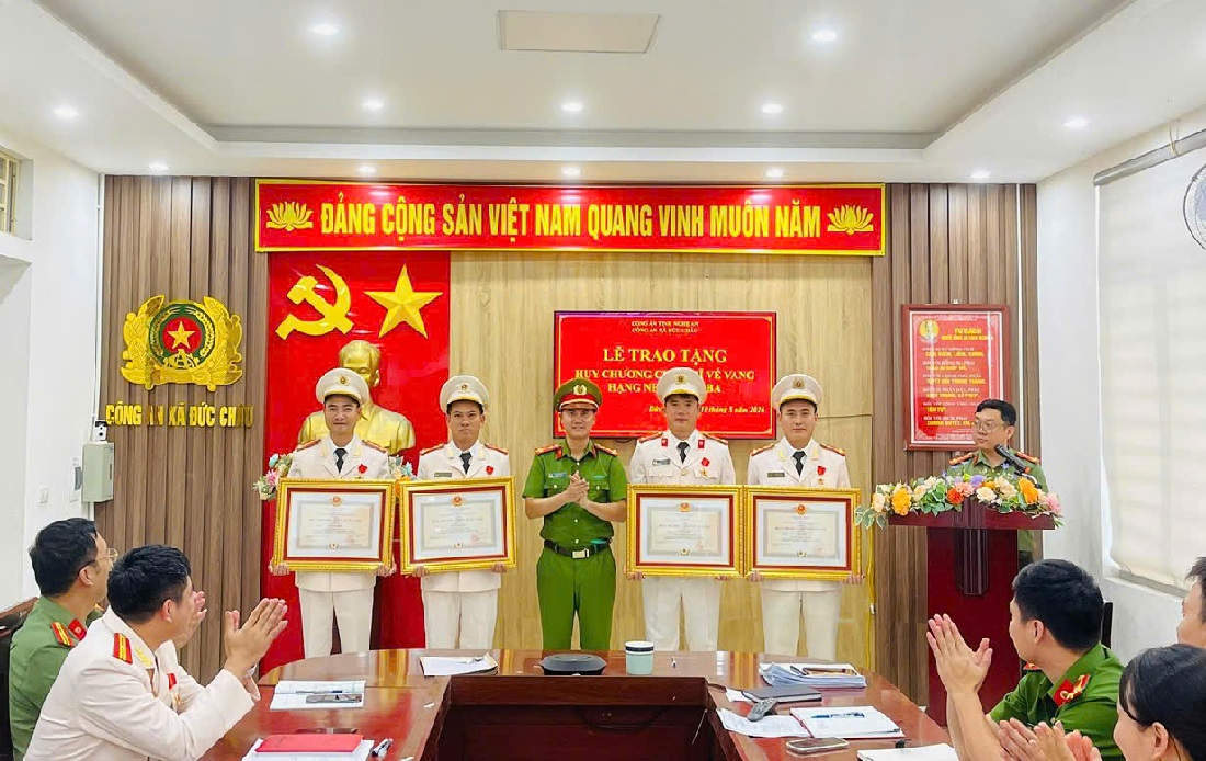 Thừa ủy quyền, Chỉ huy Công an xã Đức Châu trao tặng Huy chương Chiến sĩ vẻ vang hạng Nhì và hạng Ba đến cán bộ
