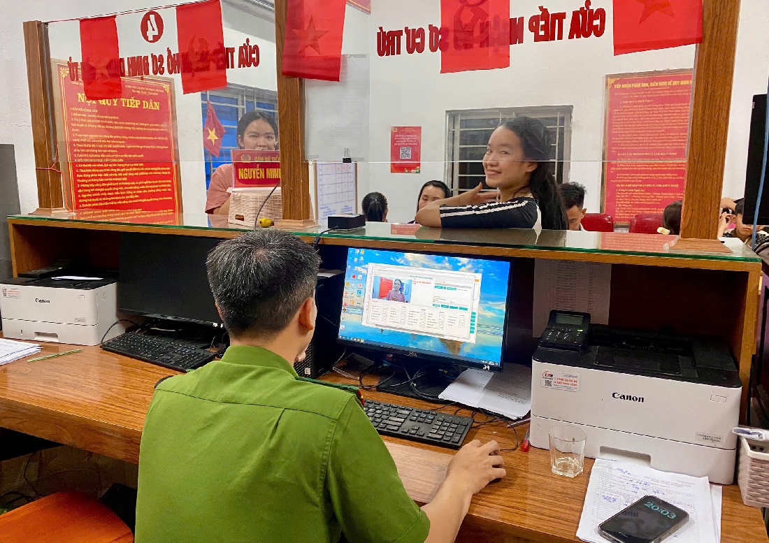 Công an phường Hoàng Mai cấp tài khoản định danh điện tử mức 2 cho công dân 