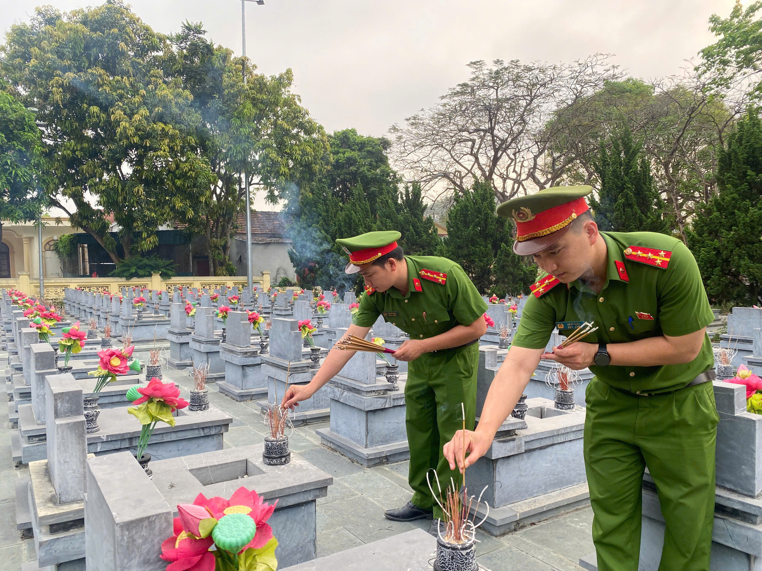 Công an phường Hoàng Mai thắp hương tri ân anh hùng liệt sĩ