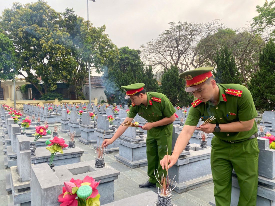Cán bộ, chiến sĩ thắp hương tri ân các anh hùng, liệt sĩ