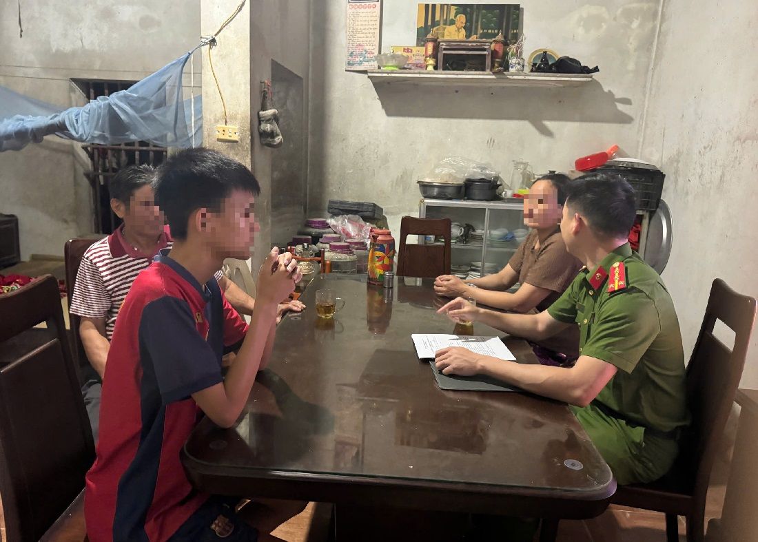 Công an xã Minh Châu đến tận từng gia đình gặp gỡ thanh, thiếu niên chưa ngoan
