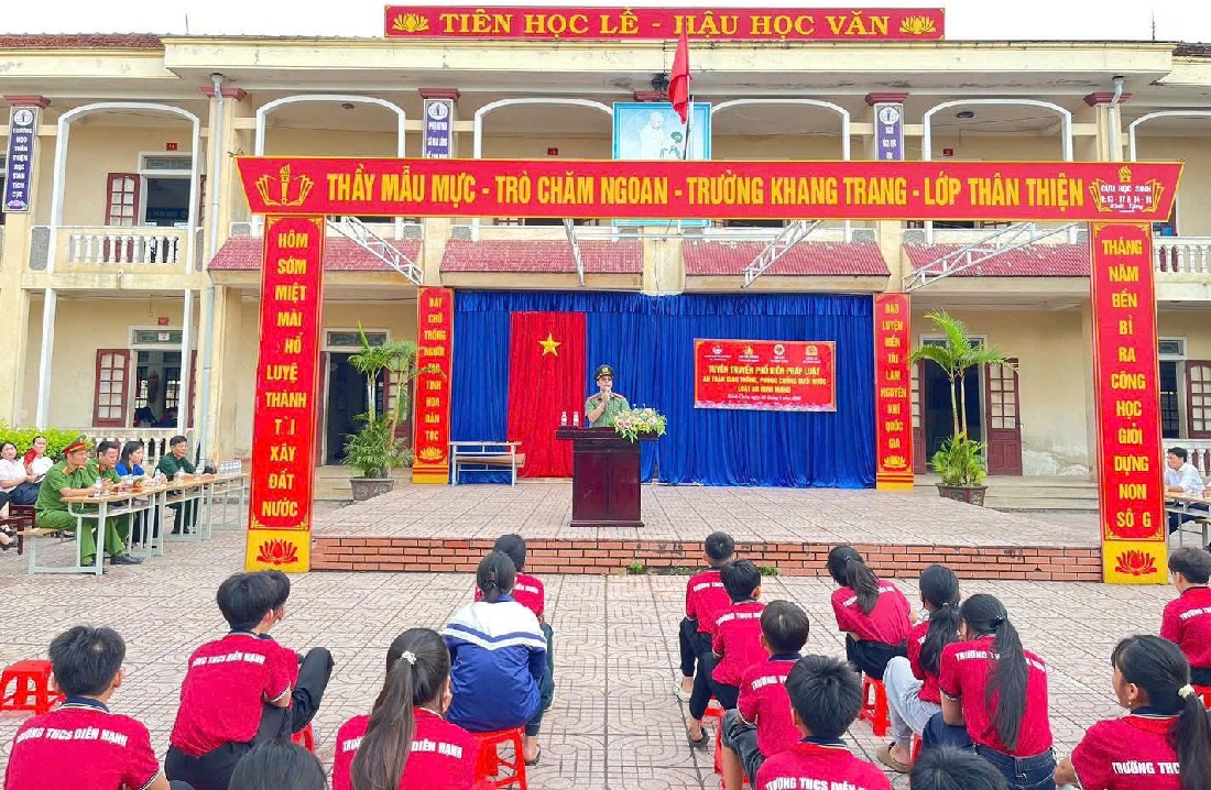Công an xã tuyên truyền, phổ biến pháp luật đến học sinh
