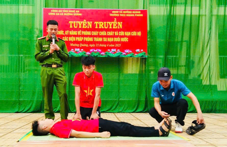 Công an xã Mường Quàng tuyên truyền phòng, chống đuối nước và phòng cháy, chữa cháy cho học sinh