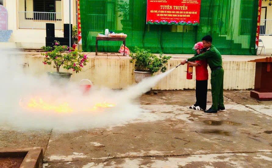 Công an xã hướng dẫn học sinh kỹ năng phòng, chống đuối nước và phòng cháy, chữa cháy