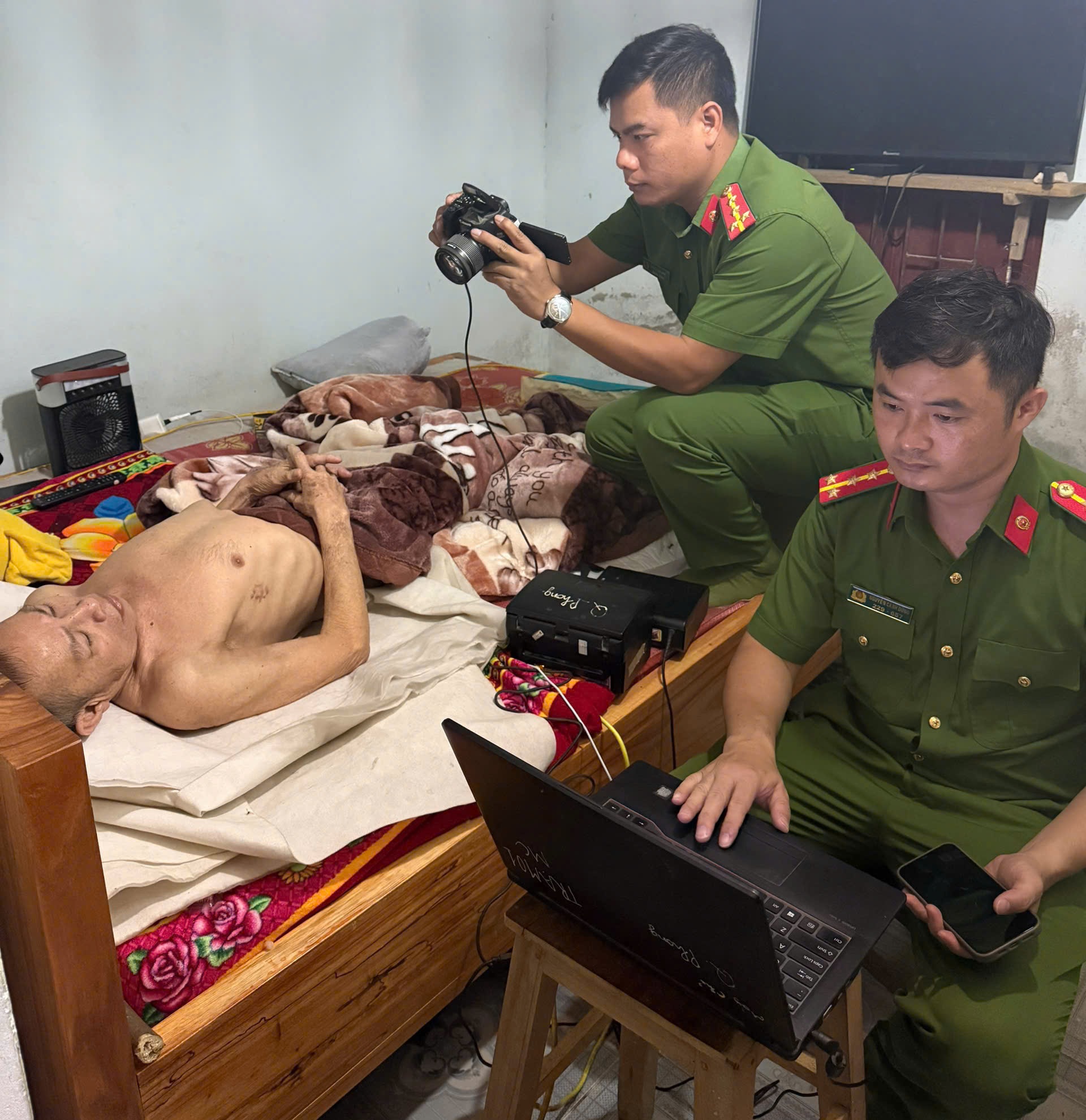Công an xã Quế Phong đến tận nhà cấp căn cước cho các trường hợp đặc biệt