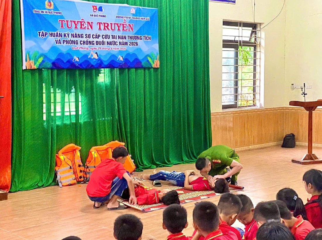 Công an xã hướng dẫn học sinh kỹ năng phòng, chống đuối nước