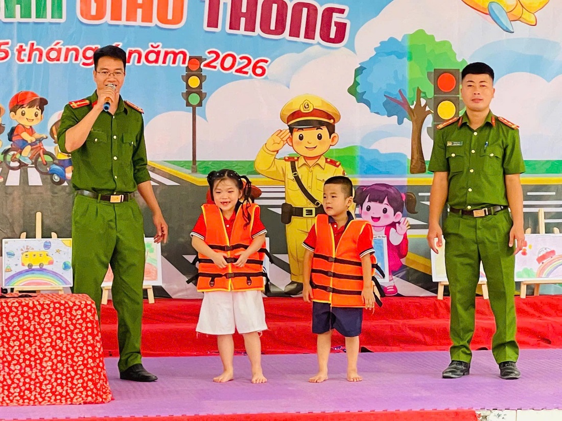 Trẻ được hướng dẫn kiến thức cơ bản về an toàn giao thông và kỹ năng phòng, chống đuối nước