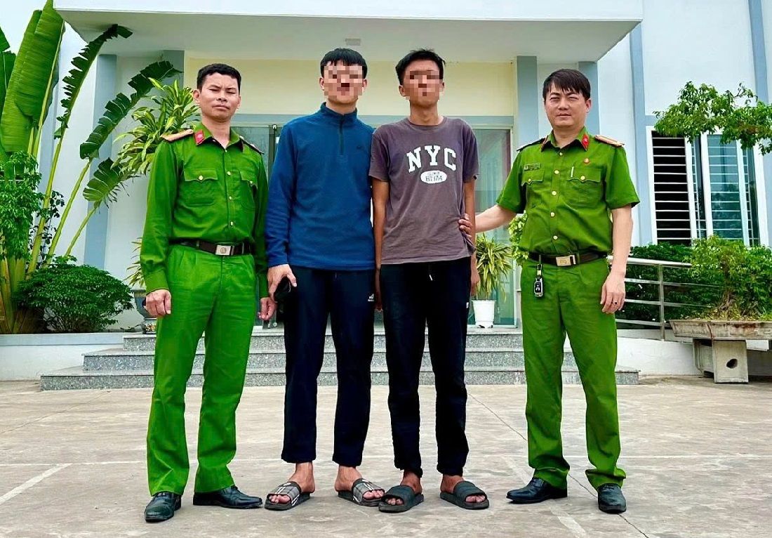 Công an phường Quỳnh Mai bàn giao anh Đ.Đ.T. cho gia đình