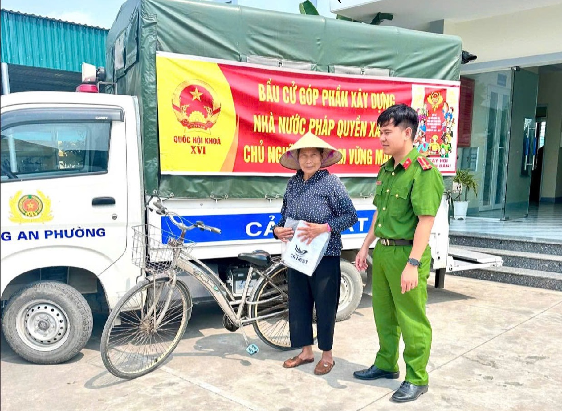 Công an phường Quỳnh Mai hỗ trợ người dân hoàn tất thủ tục hành chính