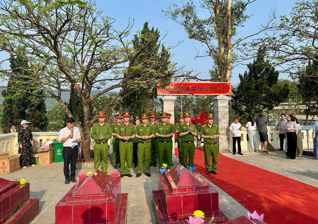 Công an phường Quỳnh Mai dâng hương tưởng niệm các liệt sĩ thanh niên xung phong tại Hang Hỏa Tiễn